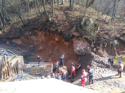 Hunedoara: Trei persoane au murit, după ce au fost prinse sub un mal de pământ