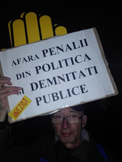 Cele mai amuzante pancarte de la protestul din Piaţa Victoriei: "Dragă OLAF, ne scapi de Dragnea?"