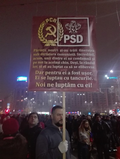 Cele mai amuzante pancarte de la protestul din Piaţa Victoriei: "Dragă OLAF, ne scapi de Dragnea?"