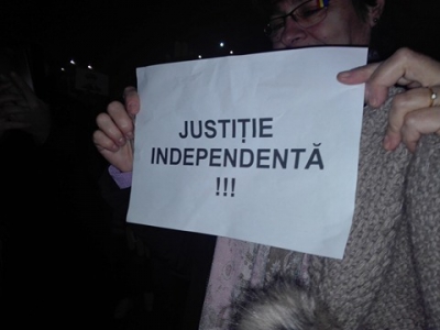 Cele mai amuzante pancarte de la protestul din Piaţa Victoriei: "Dragă OLAF, ne scapi de Dragnea?"