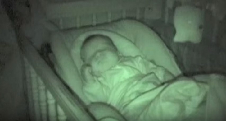 Ce au descoperit părinţii în camera bebeluşului adormit. Au filmat tot de teamă că nu vor fi crezuţi