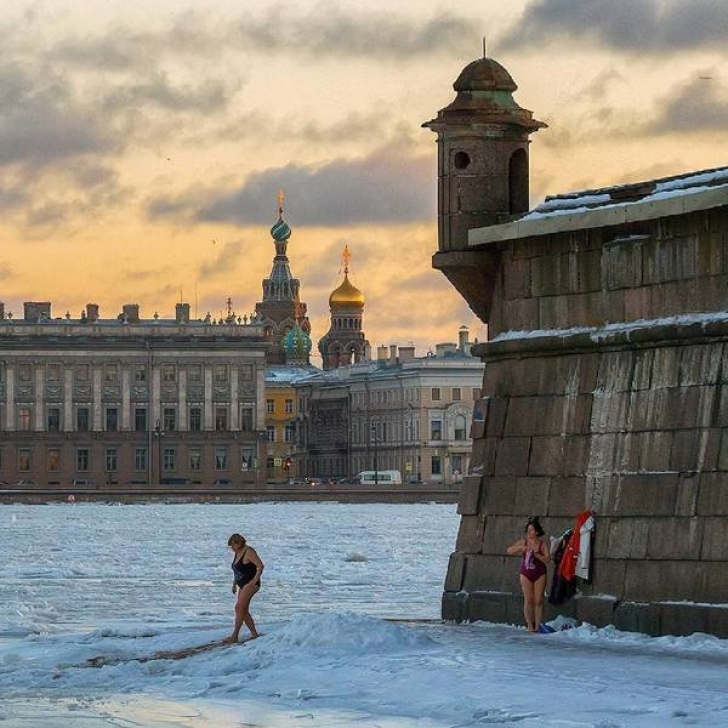 Această rusoaică a ieşit în plină iarnă doar în costum de baie. Erau minus 20 de grade. Ce a urmat