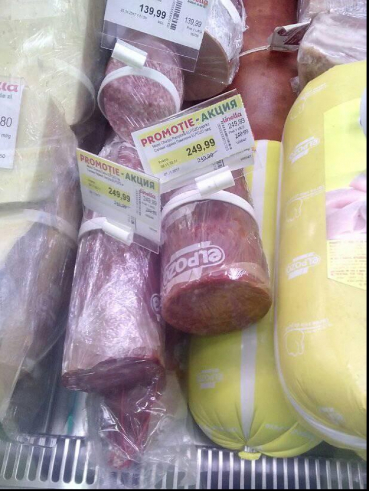 Imaginea zilei: promoţie "surpriză" la salam într-un supermarket din Moldova