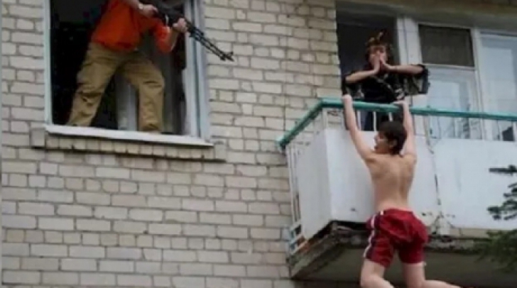 Un rus a venit de la muncă şi şi-a prins soţia în pat cu un student. Ce a urmat, desprins din filme