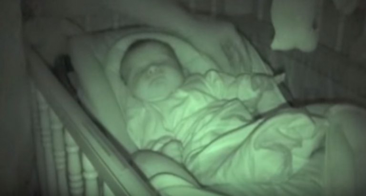 Ce au descoperit părinţii în camera bebeluşului adormit. Au filmat tot de teamă că nu vor fi crezuţi