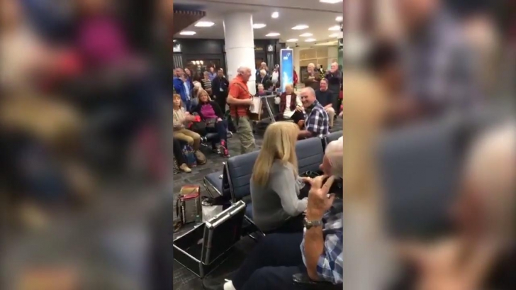 Avionul a întârziat. Reacţia pasagerilor face înconjurul lumii - provoacă zâmbete VIDEO