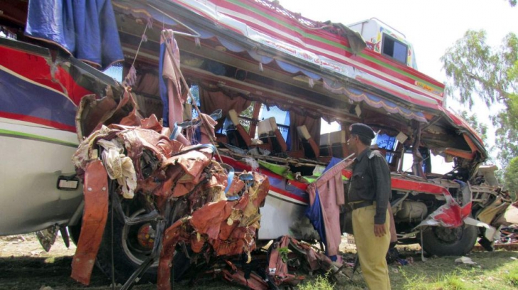 Accident cumplit: 27 de morți și zeci de răniți după ce un autobuz s-a prăbușit în prăpastie