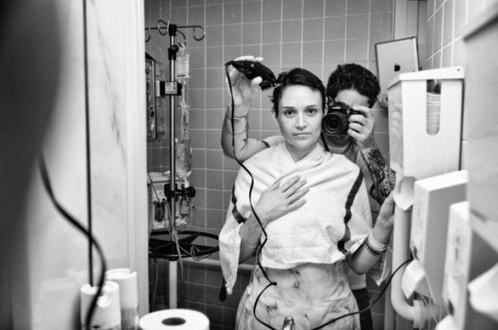 Acest bărbat a surprins în fotografii lupta soţiei sale cu cancerul. Ultimele 3 poze, sfâşietoare!