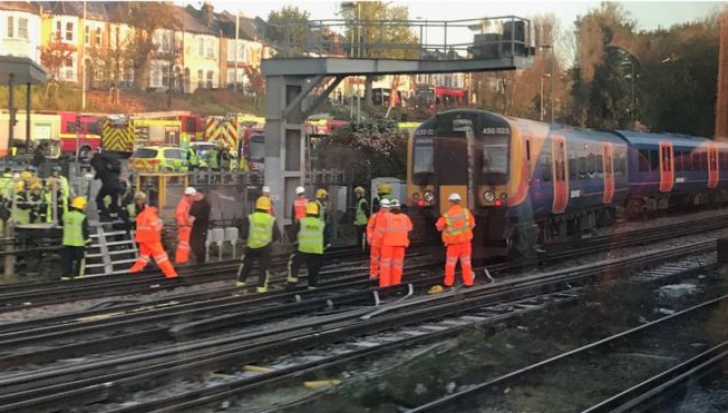 Accident feroviar în Londra! Un tren în care se aflau 300 de persoane a deraiat: mai mulți răniți