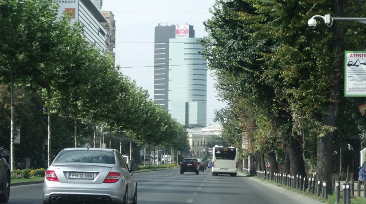 Accident în centrul Bucureştiului, între Romană şi Victoriei: un motociclist a acroşat un taxi