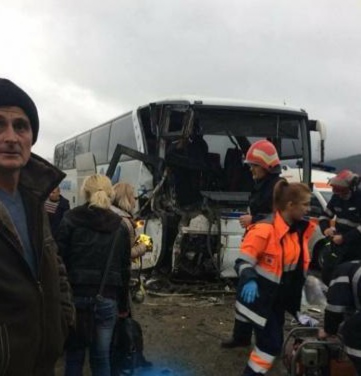 ACCIDENT CUMPLIT în Maramureş: 17 victime, după o coliziune între un TIR şi un autocar