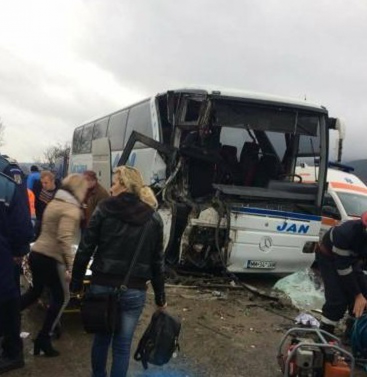 ACCIDENT CUMPLIT în Maramureş: 17 victime, după o coliziune între un TIR şi un autocar