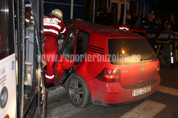 Accident cumplit în Buzău: Un autobuz a intrat în plin într-o maşină