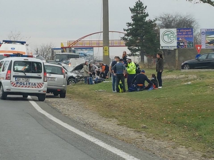 GALERIE FOTO. Accident cumplit pe DN1. Mai mulţi răniţi, după ce două maşini s-au ciocnit frontal