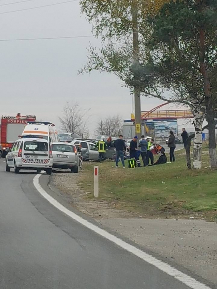 GALERIE FOTO. Accident cumplit pe DN1. Mai mulţi răniţi, după ce două maşini s-au ciocnit frontal