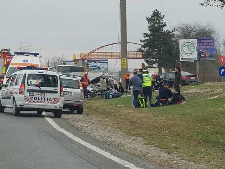 GALERIE FOTO. Accident cumplit pe DN1. Mai mulţi răniţi, după ce două maşini s-au ciocnit frontal