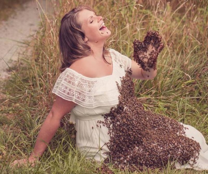 Această femeie însărcinată s-a pozat cu 20.000 de albine pe burta ei. Ce a urmat e tragic!