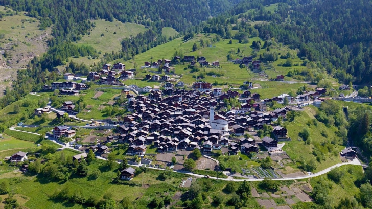 Satul din Elveţia care oferă 70.000 de franci fiecărei familii dispuse să se mute acolo