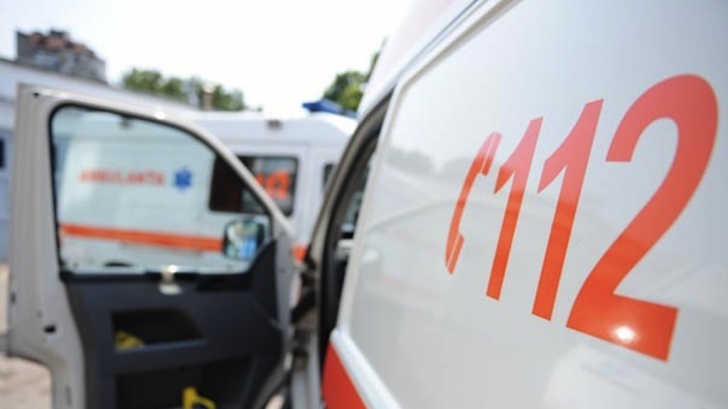 O femeie a murit, după ce rudele au VANDALIZAT ambulanța sosită să-i acorde ajutor