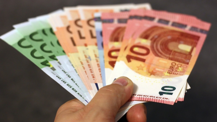 O pensionară şi un bărbat din Dolj au găsit pe stradă 6500 de euro. Reacţia lor, de milioane!