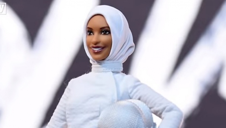 Prima păpuşă Barbie care poartă hijab