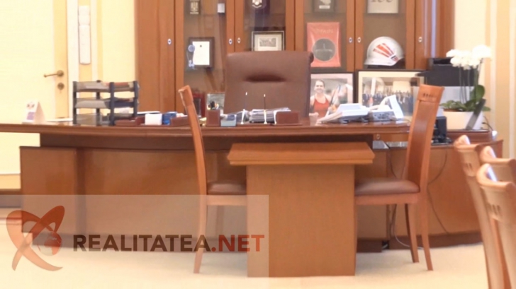 Sunteți curioși cum arată biroul lui Carmen Dan? Poftiți în cabinetul ministrului de Interne! VIDEO