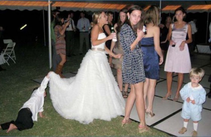 Cele mai penibile fotografii de nuntă. Cum au apărut în faţa invitaţilor. IREAL!