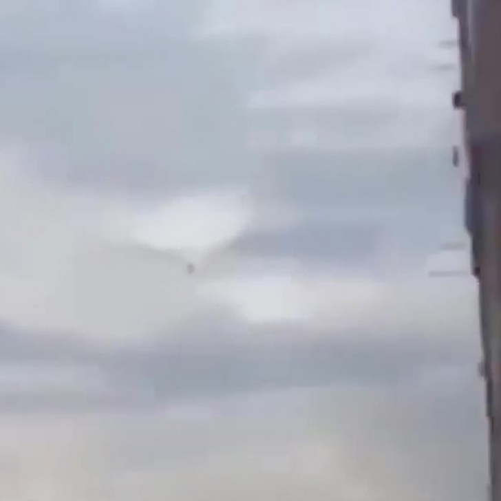 Obiect bizar în formă de om, surprins plutind pe cer. Nimeni nu știe ce este