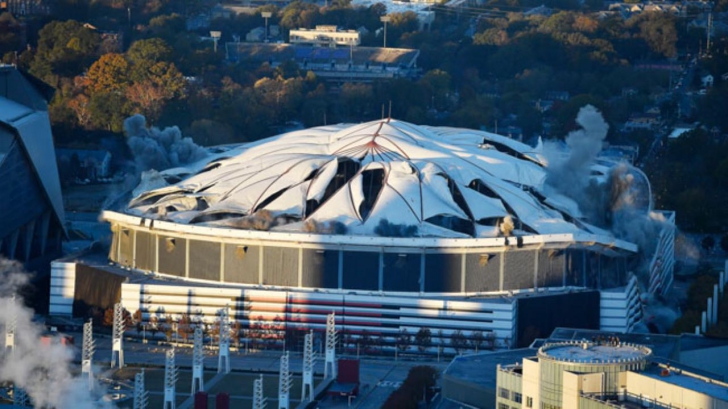 IMAGINI SPECTACULOASE: un stadion imens, demolat în 15 secunde în SUA