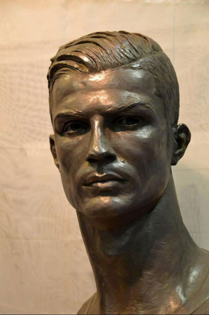 După "caricatura" din Madeira, Cristiano Ronaldo are o nouă statuie. Cum arată acest bust