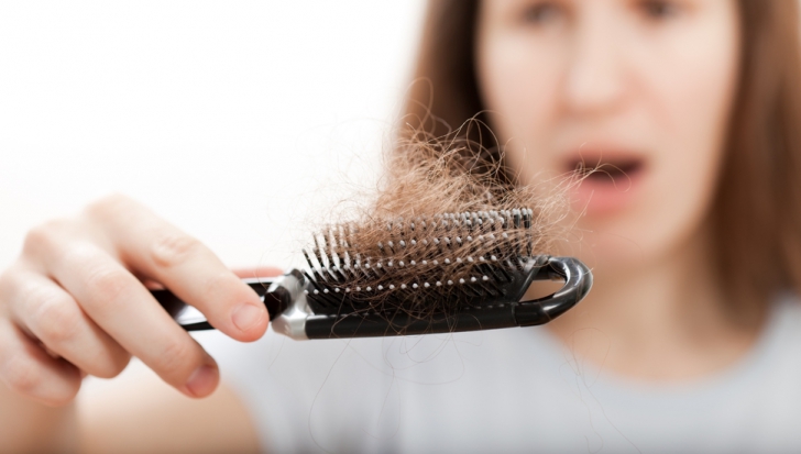 Cauzele nebănuite ale căderii părului, în rândul femeilor. Traumele emoţionale, printre ele