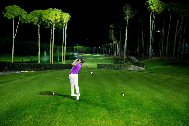 Cum arată "paradisul" jucătorilor de golf. Acesta este singurul teren cu nocturnă din Europa