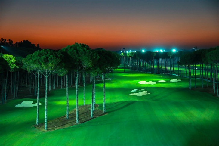 Cum arată "paradisul" jucătorilor de golf. Acesta este singurul teren cu nocturnă din Europa