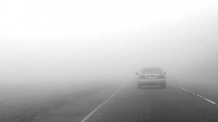 Atenție la drum: e COD GALBEN de ceață în jumătate de țară 