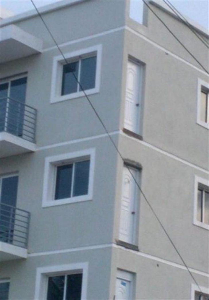 Când au ajuns în noul apartament era beznă și nu găseau balconul. Apoi au văzut și restul..
