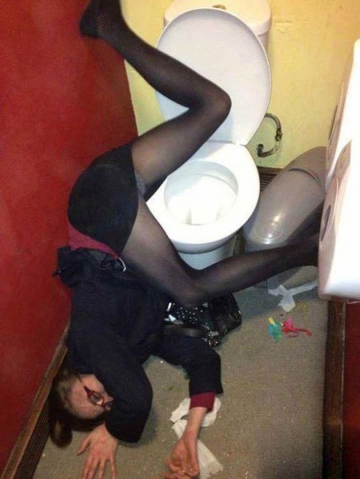 A petrecut toată noaptea în club. A fost găsită așa în toaletă! Ce s-a întâmplat e IREAL!