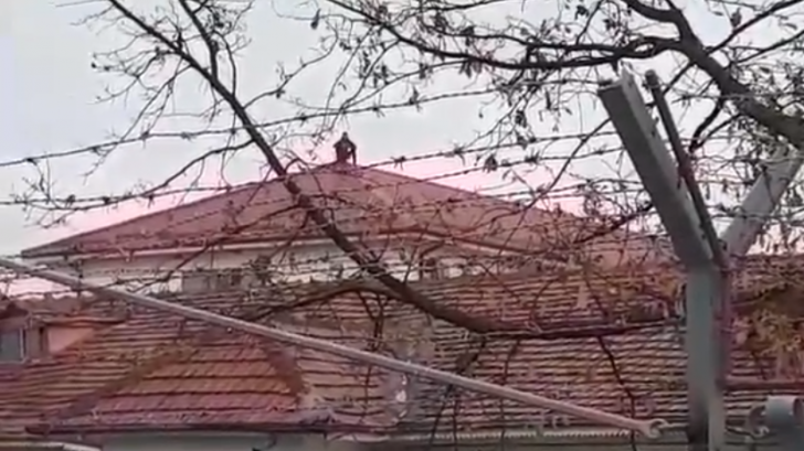 Protest la Penitenciarul Vaslui! Un deținut urcat pe acoperiș cere o întrevedere cu Tudorel Toader