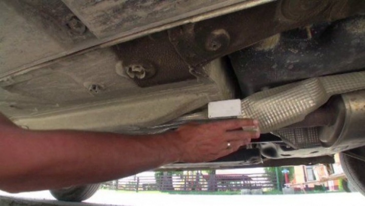 Descoperire șoc a unui șofer moldovean. Dispozitiv GPS, montat sub mașina proprie. Cine îl urmărea?