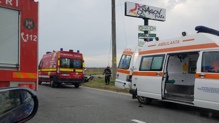 GALERIE FOTO. Accident cumplit pe DN1. Mai mulţi răniţi, după ce două maşini s-au ciocnit frontal