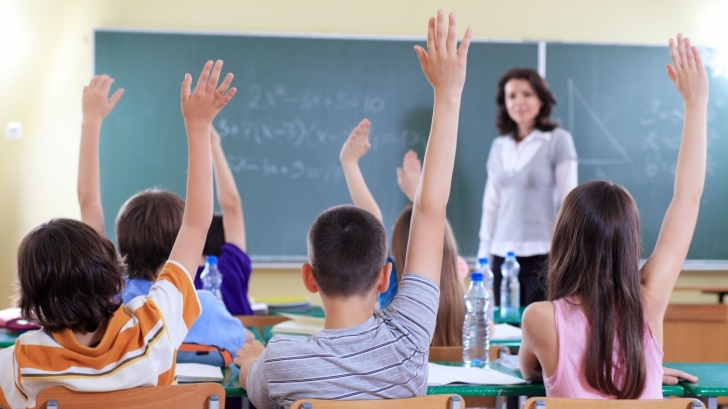 Învăţătorii din România vor mai puţine VACANŢE pentru elevi. Iată calendarul aprobat de MEN