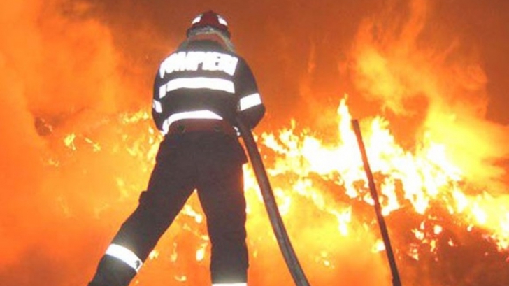 Explozie într-un bloc din Constanţa, urmată de un incendiu