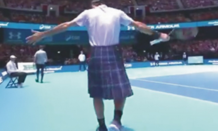 Cum arată Roger Federer îmbrăcat în kilt. Elveţianul l-a învins pe Murray într-un meci demonstrativ 