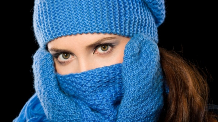 Greşeala pe care multe persoane o fac când este frig afară: Este sursa infecţiilor în gât!