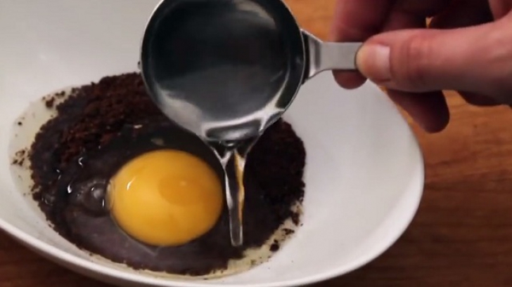 În fiecare dimineaţă punea un galbenuş de ou în cafea. Motivul e uimitor: Vei face şi tu la fel!