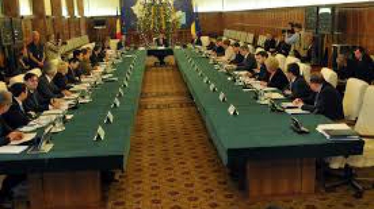 Raport favorabil în comisia juridică: Guvernul poate emite ordonanţe în timpul vacanței parlamentare