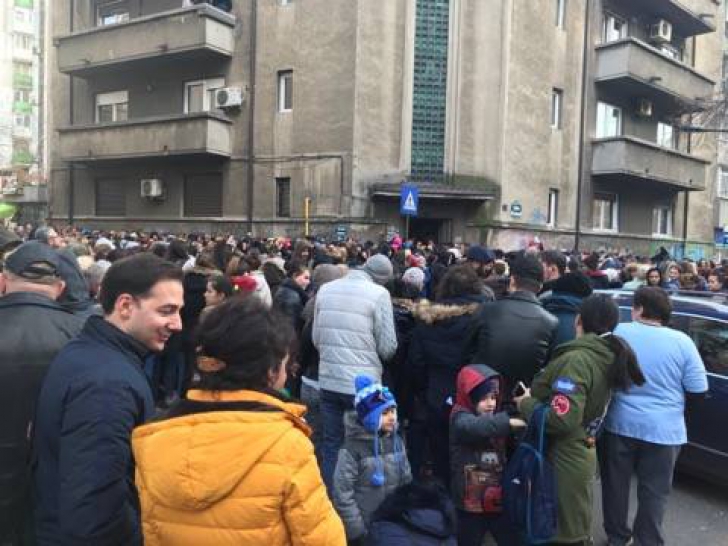 Scandal la casa Oanei Zăvoranu, au intervenit jandarmii. Sute de oameni au blocat Calea Dorobanți