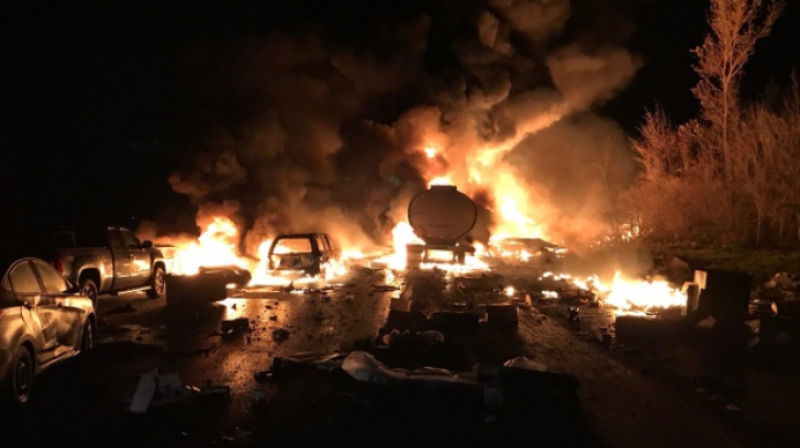 Explozii în lanț pe autostradă! 14 maşini au luat foc în urma unui accident