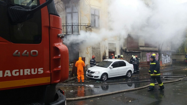 GALERIE FOTO. Explozie în Capitală. Un bărbat a ieşit în flăcări din clădire