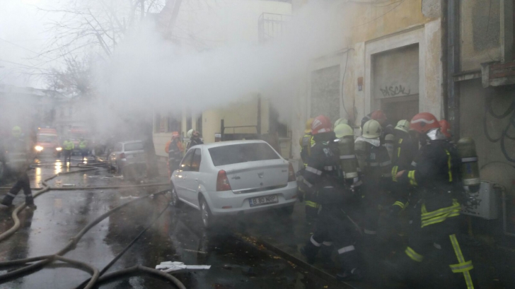 GALERIE FOTO. Explozie în Capitală. Un bărbat a ieşit în flăcări din clădire