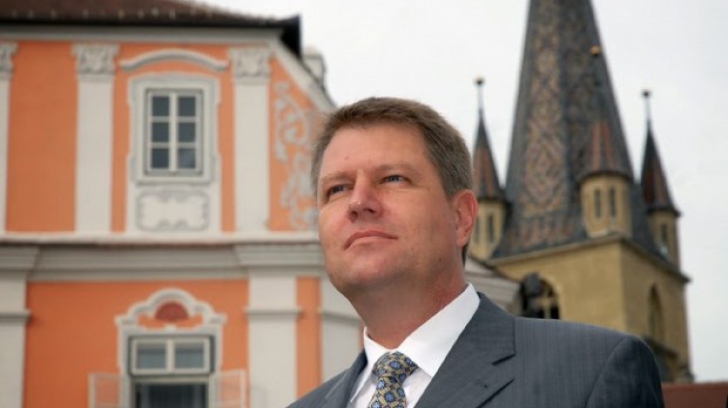 Klaus Iohannis nu apare în cartea "Personalități de referință ale Sibiului"